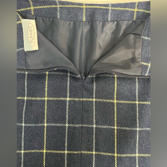 Wool blend old navy blue plaid mini skirt preppy. Size 2. Zipper back. EUC - Picture 5 of 6